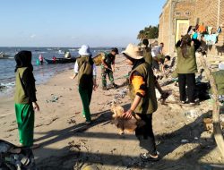 Aksi Cinta Lingkungan, Anggota Babinsa Koramil Batang Bersama Mahasiswa dan Warga Gotong Royong Bersihkan Pesisir Pantai