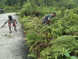 Babinsa Satgaster Bersama Warga Bakti Bersihkan Jalan Kampung