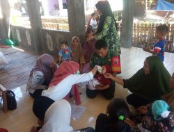 Babinsa Koramil Tamalatea Bekerjasama Tim Medis Sukseskan Pekan Imunisasi Polio