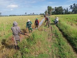 Kerja Bakti Pembersihan Saluran Air, Upaya Anggota Koramil-06 Kodim 1404/Pinrang Peduli Kebersihan Lingkungan