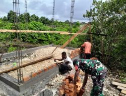 Babinsa Satgaster Komsos Sambil Membantu Warga Membangun Rumah