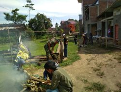 Personel Koramil 1424-04/Sinjai Timur Gelar Karya Bhakti Karya Bakti Pembersihan Pasar Di Pesisir Pantai Tongke-Tongke