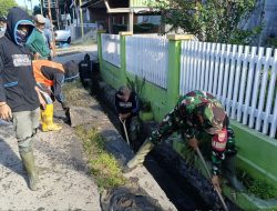 Koramil-04 Paleteang Kodim 1404/Pinrang Kerja Bakti Bersama Warga Bersihkan Saluran Air