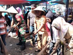 Senantiasa Menjadi Contoh Dalam Sikap Dan Kesederhanaanya, Babinsa Maros Bersihkan Sampah Pasar