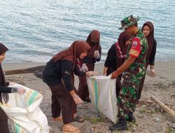 Koramil-01/Suppa Kodim 1404/Pinrang Bersama Warga Kerja Bakti Pembersihan Pantai