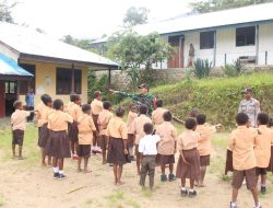 Satgas TMMD Kodim 1801/Manokwari Tanamkan Disiplin Dan Cinta Tanah Air Dalam Diri Anak-Anak Kampung Kwau