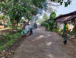 Personil Koramil 1422-02 Bantimurung dan Anggota Kostrad Gotong Royong Bersihkan Lingkungan di Kelurahan Kalabbirang