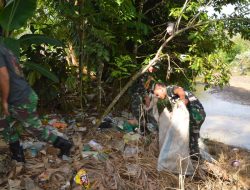 Personel TMMD Ke 121 Kodim 0904/Paser Bersihkan Sungai Dengan Warga