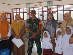 Bersinergi Dengan Petugas Kesehatan, Babinsa Koramil Batang Komitmen Sukseskan Program PIN Polio