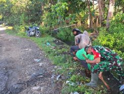 Antisipasi Banjir, Babinsa Koramil 1424-04/Sinjai Timur Bersama Warga Bersihkan Selokan