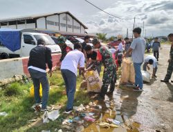 Bersama TNI dan Rakyat, Kodim 1412/Kolaka Koramil 02/Wundulako Menggelar Aksi Bersih Sampah di Pasar Tradisional Bokeo Laduma