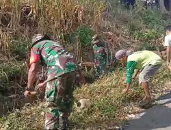 Penuh Semangat, Babinsa Koramil 02/Bangkala Bersama Masyarakat Gotong Royong Pembersihan Saluran Air