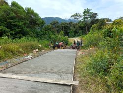 Kolaborasi Satgas TMMD Kodim 1801/Manokwari Dengan Masyarakat Dalam Merampungkan Pekerjaan Jalan
