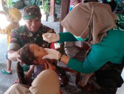 Dampingi Pemberian Imunisasi Polio Tahap 2, Babinsa Koramil Binamu Koptu Juardi : Pastikan Anak Indonesia Terlindungi Dari Ancaman Polio