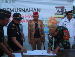 Pemusnahan Ribuan Botol Miras Dan Rokok Ilegal Selundupan Dari Malaysia Satgas Pamtas RI-Malaysia Yonarhanud Arhanud 12/SBP.6