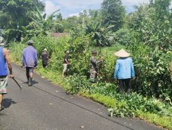 Babinsa Koramil 1424-04/Sinjai Timur Gelar Karya Bakti Pembersihan Saluran Air Di Desa Pattallassang