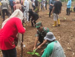 Hijaukan Lingkungan Sekitar Koramil 1422-04/Mandai Bersama Masyarakat Lakukan Penanaman Pohon