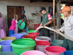 Babinsa Maros Distribusikan Air Bersih Kepada Masyarakat Bekerja Sama Dengan BPBD Kab. Maros