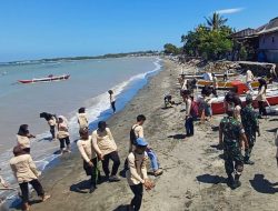Wujudkan Pantai Bersih dan Ramah Lingkungan, Babinsa Koramil Batang Ajak Pelajar Purna Paskibraka Gotong Royong