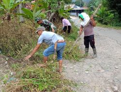 Anggota Koramil 03 Baraka Karya Bakti Bersihkan Selokan