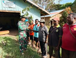 Satgas TMMD Kodim 1801/Manokwari Ajari Masyarakat Kwau Dalam Penanaman Bibit Kopi