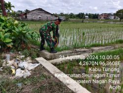 Setiap Babinsa Koramil 03/seunagan Timur Turun ke Desa Desa bantu Petani Cek Sawah Untuk Pengairan ke sawah