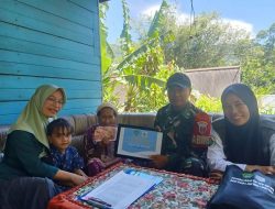 Door To Door, Babinsa Maros Dampingi Pembagian BLT Kepada Warga Penerima Bantuan