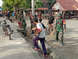 Wujudkan Lingkungan Bersih, Babinsa Koramil-03/Mattiro Bulu Kodim 1404/Pinrang Bersihkan Pasar Tradisional