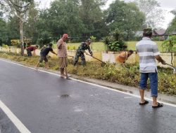 Cegah Banjir, Babinsa Koramil 1424-04/Sinjai Timur Bersama Masyarakat Bersihkan Selokan