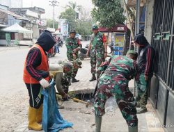Personil Koramil-04/Paleteang Kodim 1404/Pinrang Kerja Bakti Bersama Warga Bersihkan Saluran Air