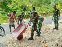 Babinsa Satgaster Bersama Warga Kerja Bakti Timbun Jalan Masuk Rumah Warga