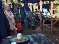 Personel Koramil-04/Sinjai Timur Kodim 1424/Sinjai Dan Warga Laksanakan Karya Bakti Di Pasar Baringeng