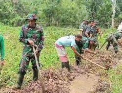 Wujudkan Hasil Panen Melimpah Kodim 1412/Kolaka Edukasi Warga Bersihkan Saluran Air Area Persawahan