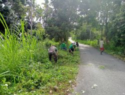 Babinsa Koramil 1424-05/Sinjai Selatan Gelar Karya Bakti Pembersihan Selokan Di Sinjai Selatan