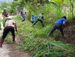 Anggota Koramil 1419-03/Baraka Bersama Warga Melaksanakan Karya Bakti Bersih-Bersih Selokan