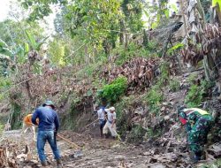 Babinsa Koramil-05/Sinjai Selatan Kodim 1424/Sinjai Bersama Warga Lakukan Karya Bakti Pembersihan Selokan