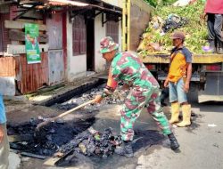 Personil Koramil 1405-05/Mallusetasi Dipimpin Serka Jaharuddin Bersama Warga Bersihkan Drainase Tersumbat di Kelurahan Palanro