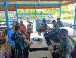 Jaga Silaturahmi, Danramil dan Babinsa Gelar Komsos di Pasar Paloh