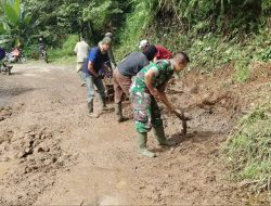 Kurangi Resiko Banjir, Babinsa Koramil-02/Sinjai Barat Kodim 1424/Sinjai Bersama Warga Bersihkan Saluran air