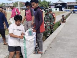 Peduli Kebersihan Lingkungan, Anggota Koramil-08 Kodim 1404/Pinrang Bersihkan Saluran Air Bersama Warga