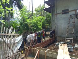 Babinsa Posramil Kuala Pesisir Bantu Warga Pasang Papan cor Buat Rumah