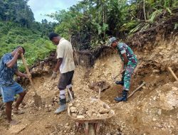Babinsa Satgaster Bantu Warga Menggali Gali Timbunan Untuk Pondasi Lab Komputer