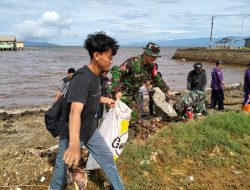 Cegah Pencemaran Laut, Kodim 1412/Kolaka Koramil 02/Wundulako Karya Bhakti Bersihkan Sampah di Pesisir Pantai
