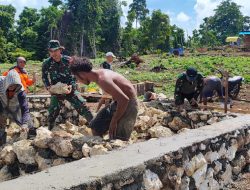 Ringankan Beban Rakyat, Babinsa Bantu Pembuatan Pondasi rumah Warganya