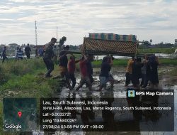 Babinsa Kelurahan Turikale, Serda Edy Sutono, Ikut Menggotong Jenazah Warganya yang Meninggal