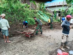 Anggota Koramil Enrekang Karya Bakti Bersihkan Selokan