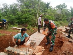 Babinsa Koramil Ulilin Kerja Bhakti Bantu Bangun Gorong-Gorong Kampung