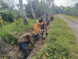 Peduli Kebersihan Lingkungan, Danramil-03 Kodim 1404/Pinrang Pimpin Kerja Bakti Bersihkan Saluran Air