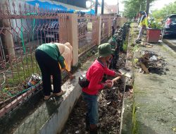 Budayakan Bersih Lingkungan, Kodim 1412/Kolaka Bersama Masyarakat Bersihkan Saluran Drainase di Area Pemukiman