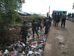 Tingkatkan Kesadaran Masyarakat, Personel Koramil-04/Sinjai Timur. Kodim 1424 Gelar Karya Bakti Pembersihan Pantai